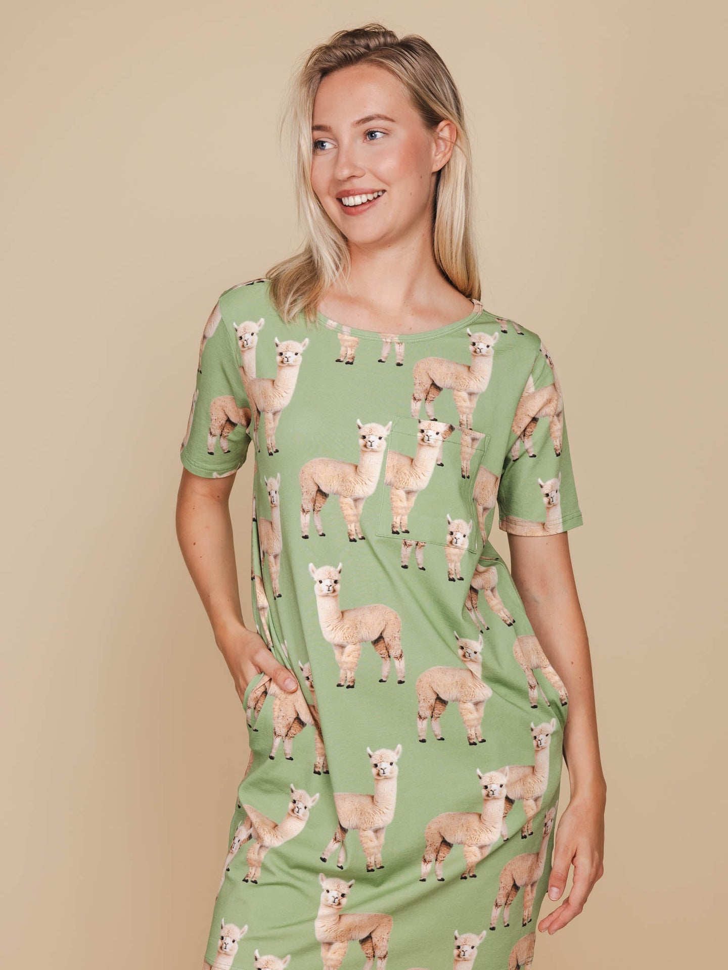 Alpaca Meadow T-shirt Dress Dames - SNURK