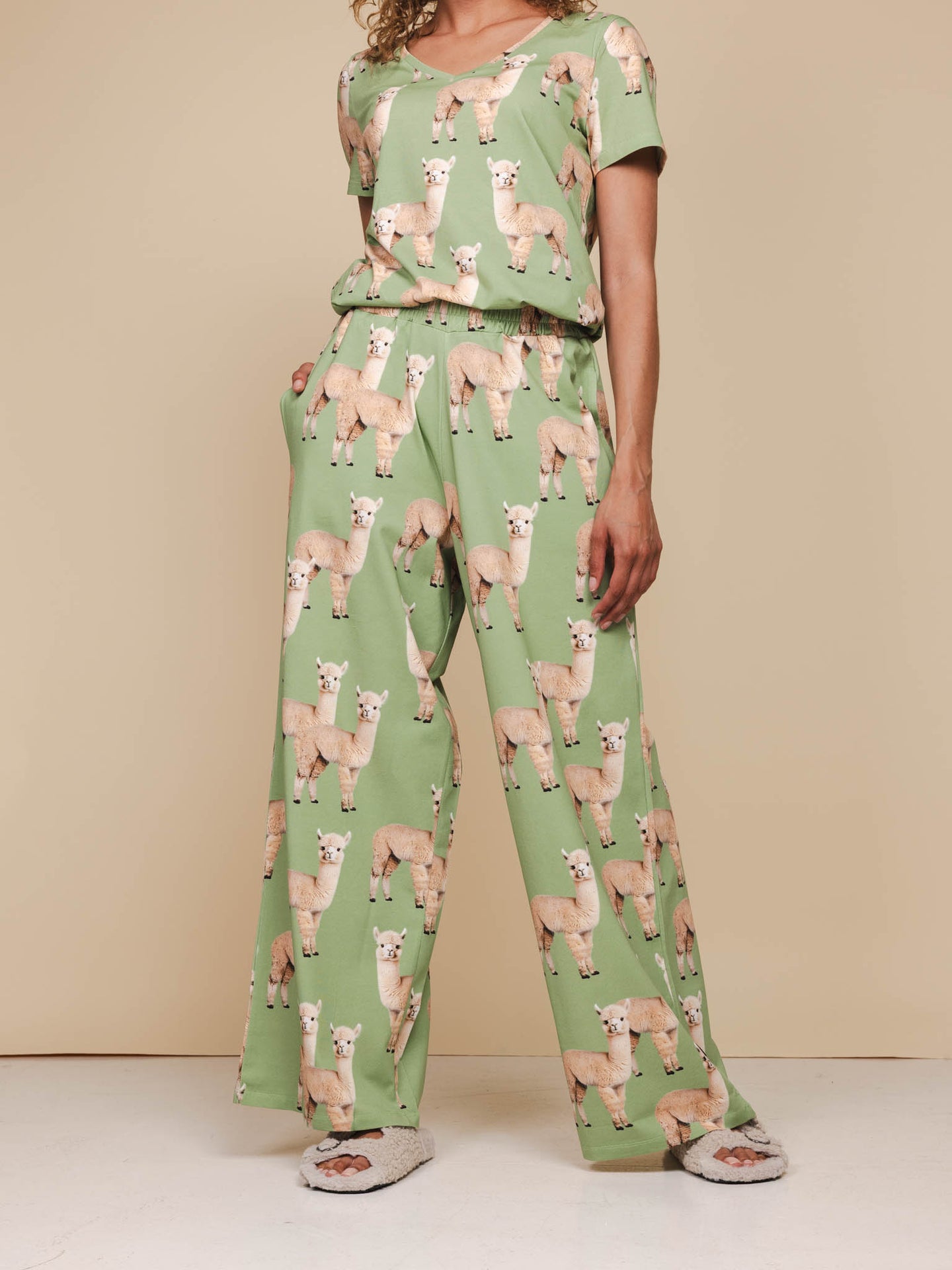 Alpaca Meadow V-neck T-shirt en Wijde broek set Dames - SNURK