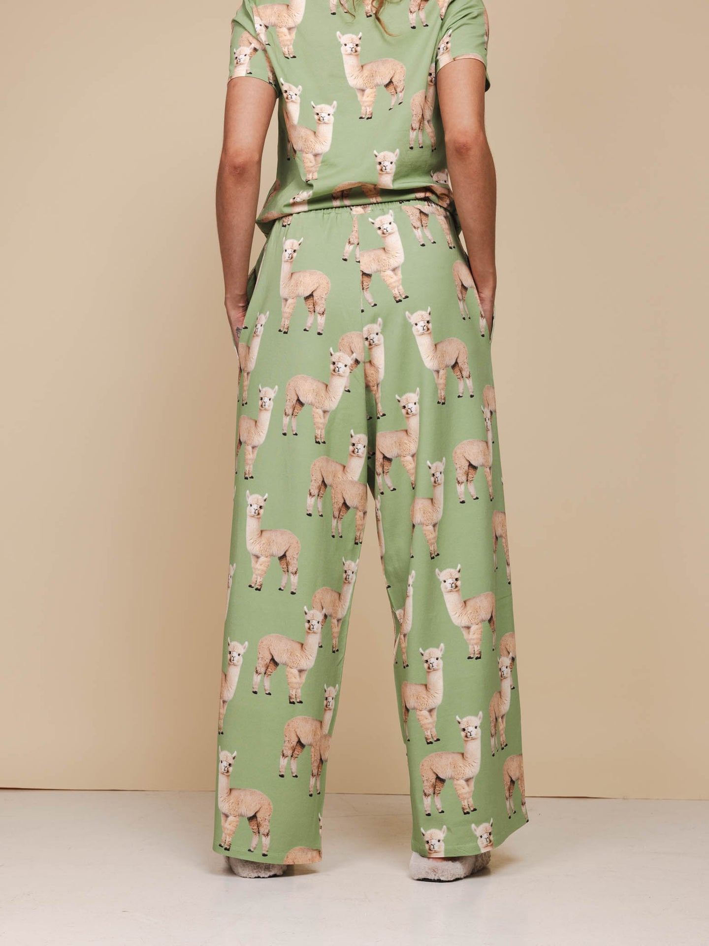 Alpaca Meadow V-neck T-shirt en Wijde broek set Dames - SNURK