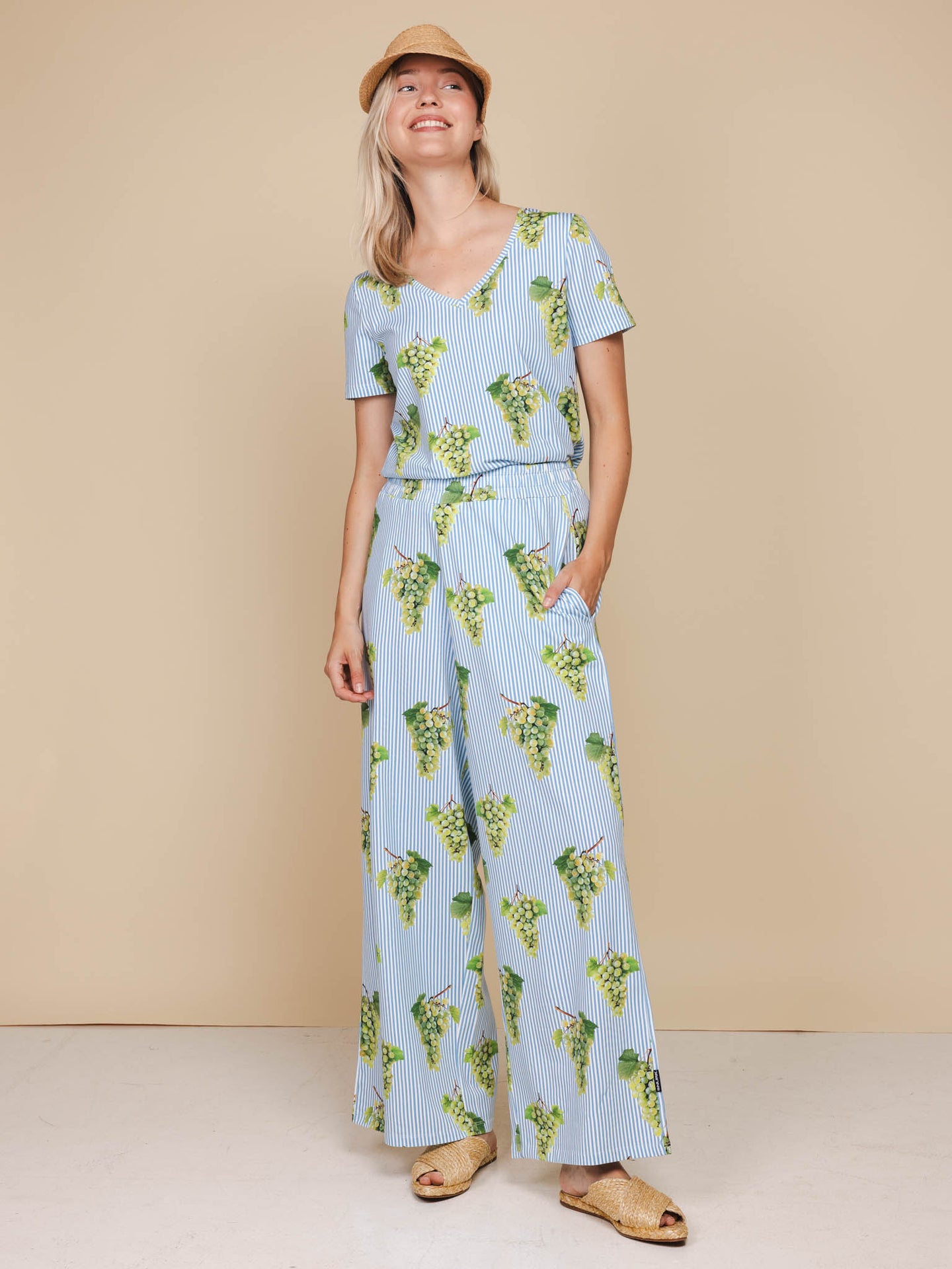 Grapes V-neck T-shirt en Wijde broek set Dames - SNURK