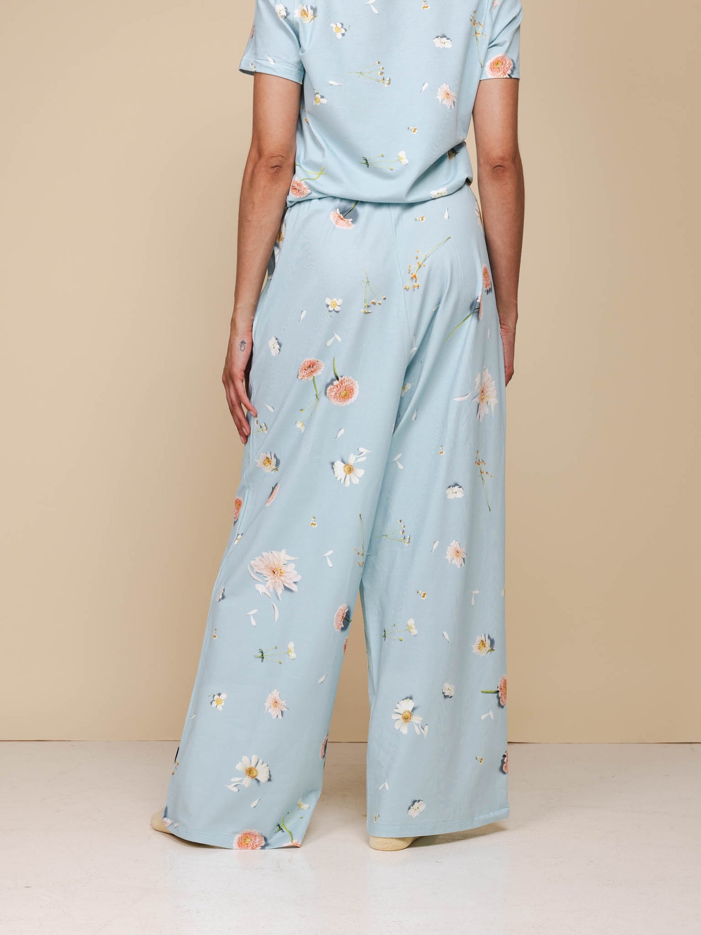 Hopeless Romantic V-neck T-shirt en Wijde broek set Dames - SNURK