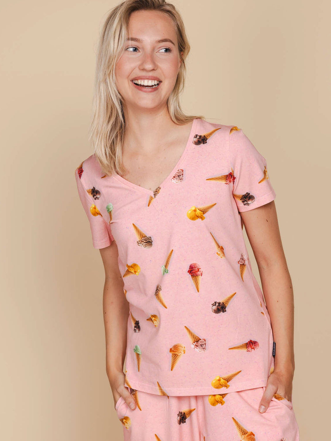 Ice Cream Cones V-neck T-shirt en Shorts set Dames - SNURK