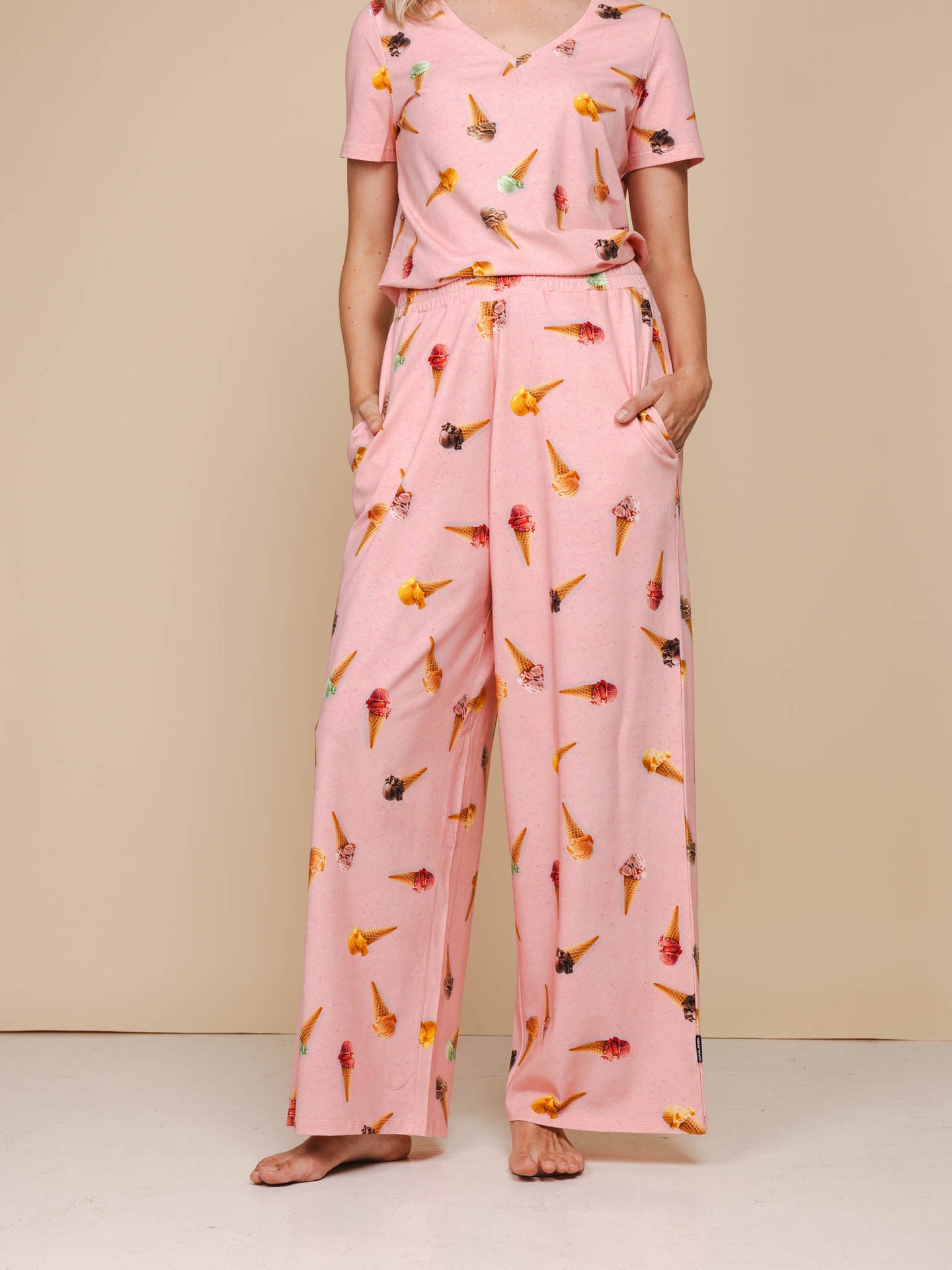 Ice Cream Cones V-neck T-shirt en Shorts set Dames - SNURK