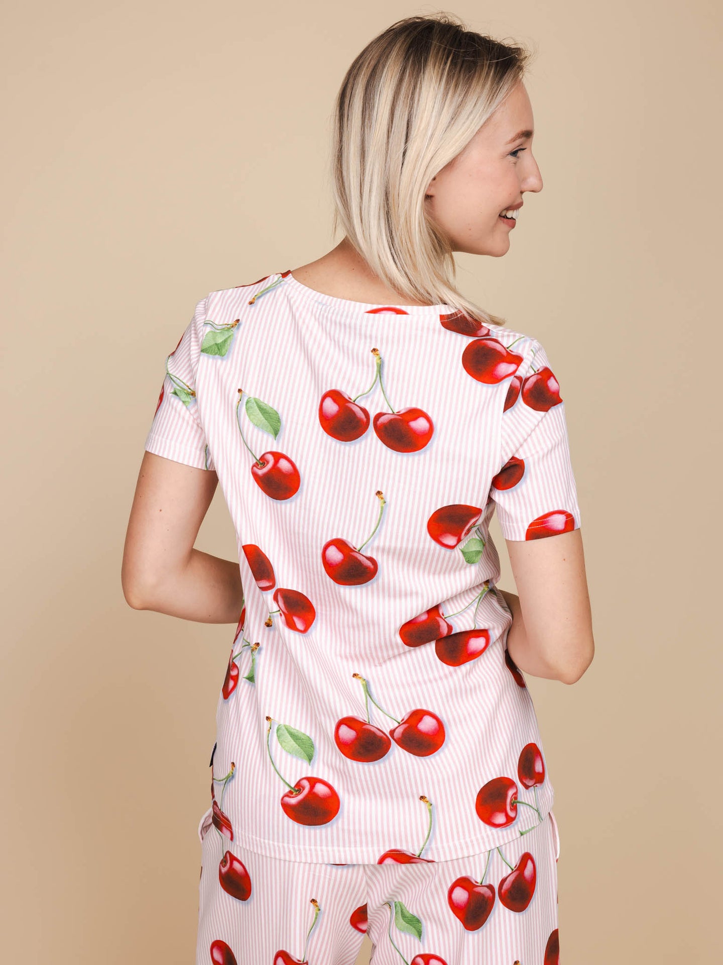 Mon Cherry V-neck T-shirt en Shorts set Dames - SNURK