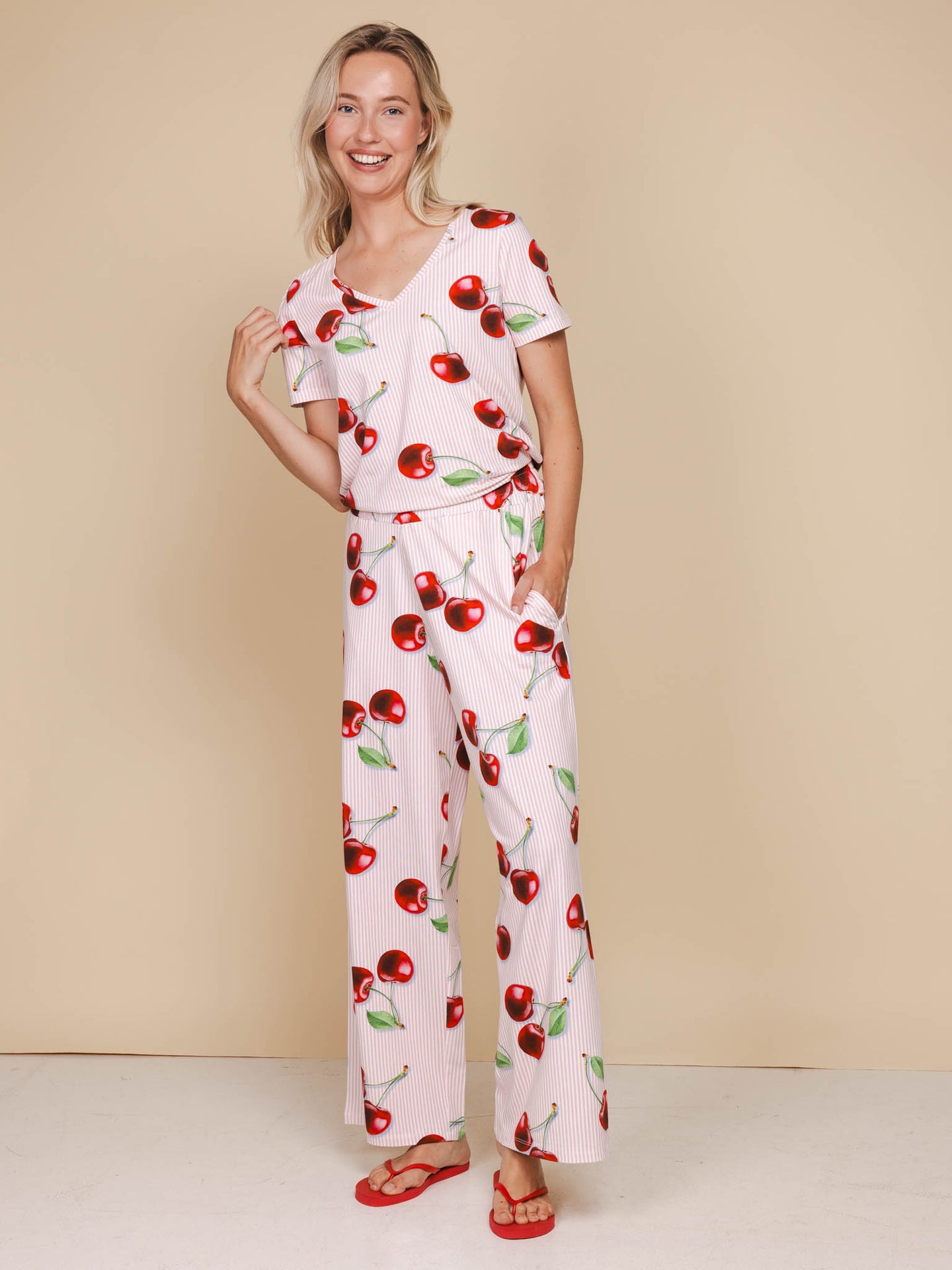Mon Cherry V-neck T-shirt en Wijde broek set Dames - SNURK