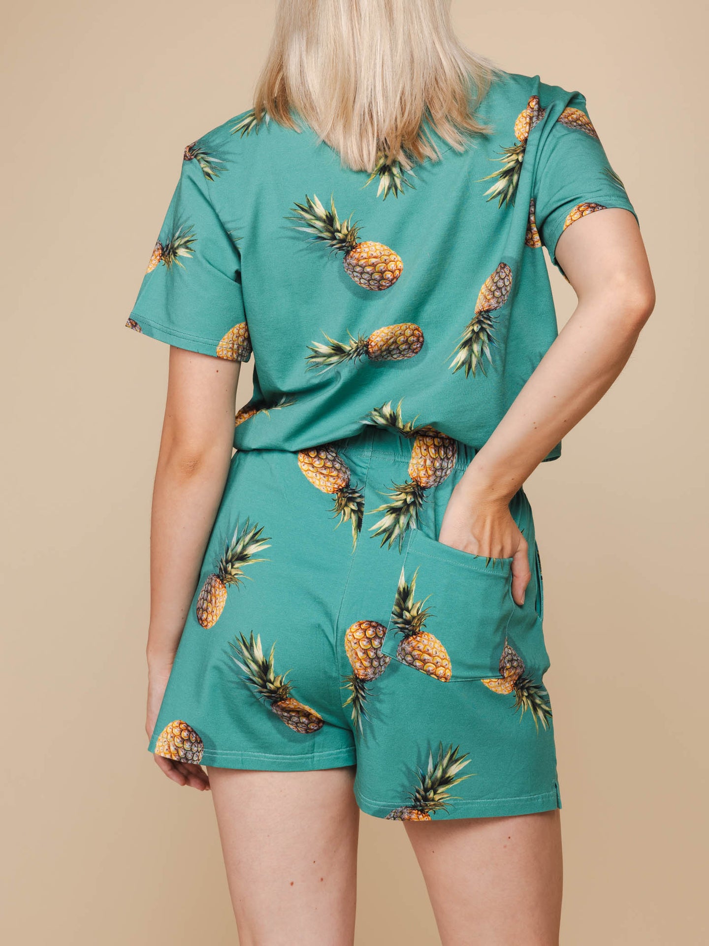 Pineapples V-neck T-shirt en Shorts set Dames - SNURK