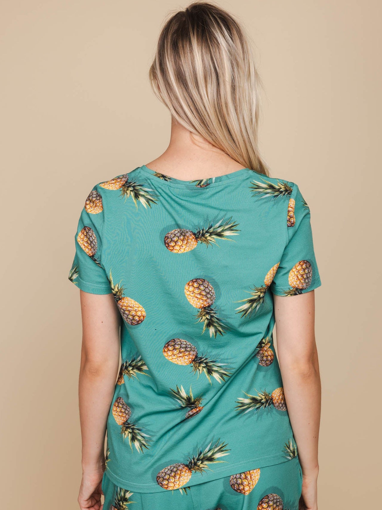 Pineapples V-neck T-shirt en Shorts set Dames - SNURK
