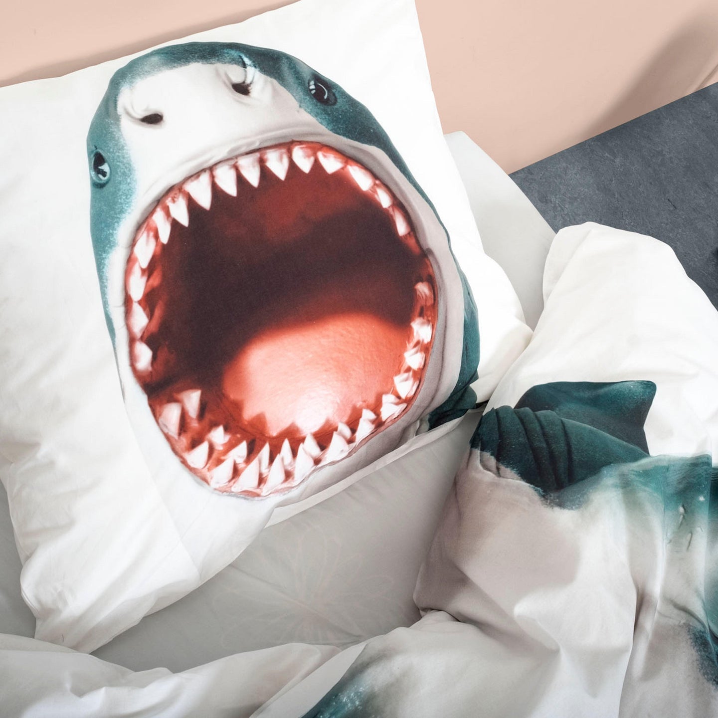 Shark!! pillow case 60 x 70 cm